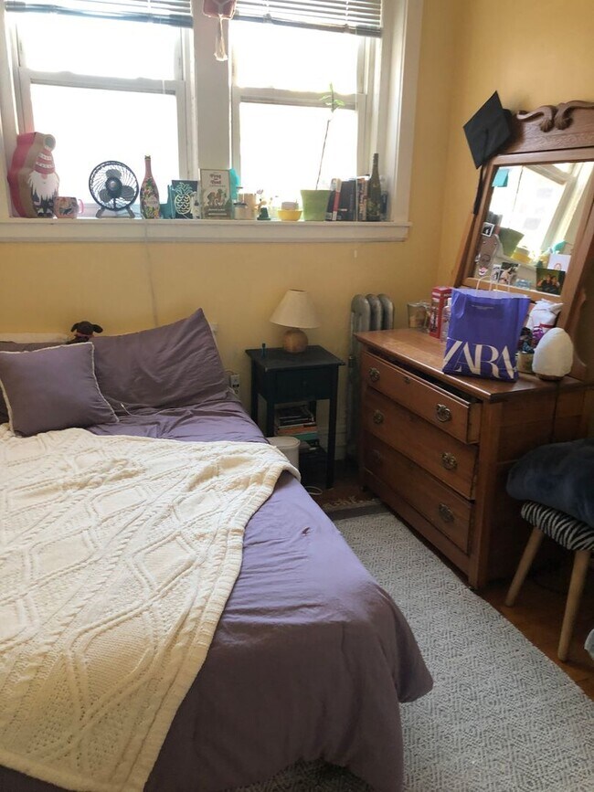 Building Photo - 4 BED RIGHT ACROSS FROM BOSTON UNIVERSITY!!   AVAIL 9/1 ~ HT/HW INCLUDED