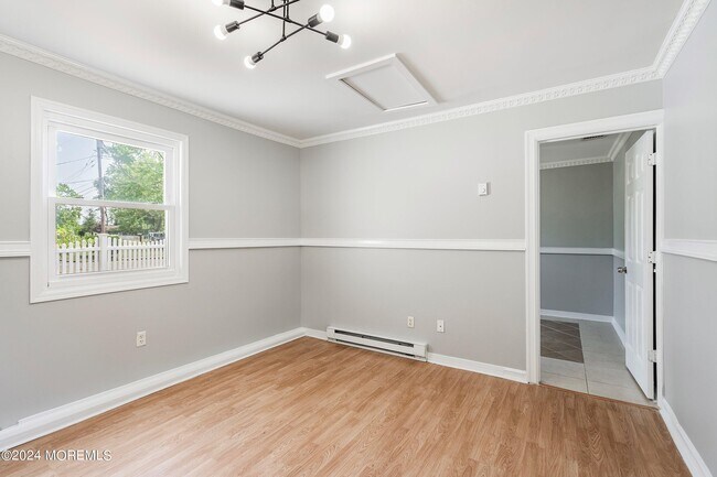 Building Photo - 394 Applegate Ave