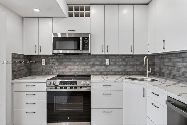 Building Photo - 1410 S Ocean Dr