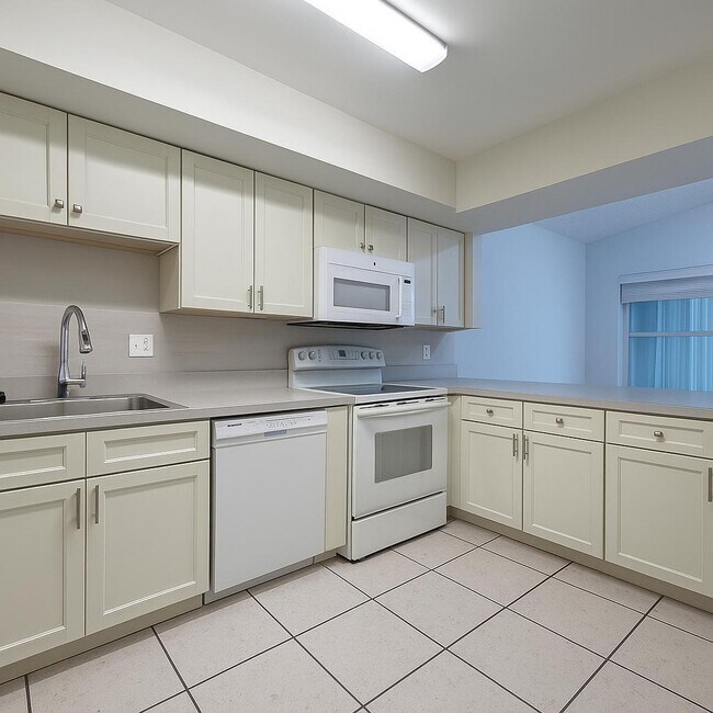 Building Photo - 646 SW 20th Ct