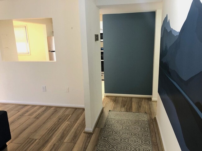 Building Photo - Nicely Updated Terrace Level  1/1 condo