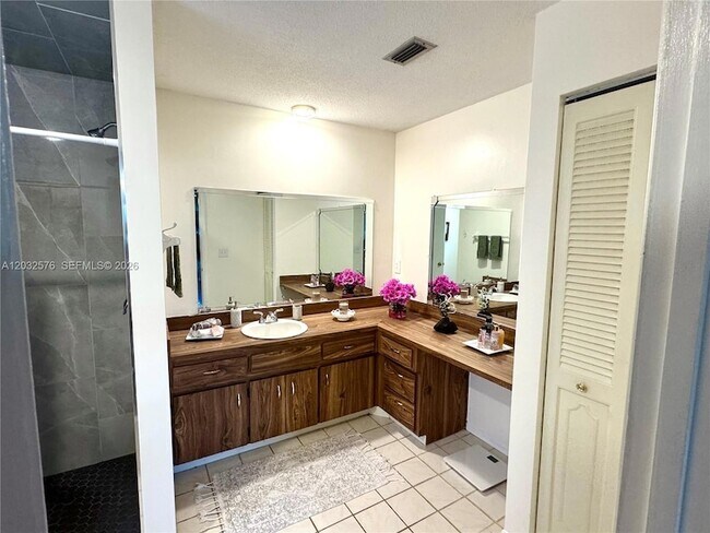 Building Photo - 1063 Wexford Way