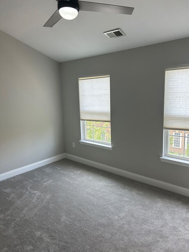 Building Photo - Clarksburg Townhouse