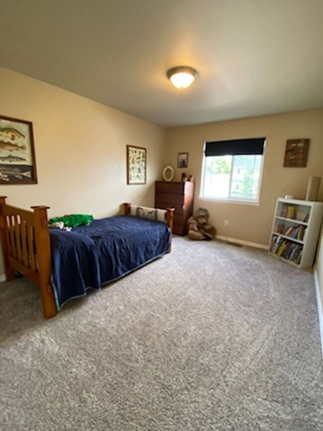 Building Photo - Sunny and spacious 3 bed, 2.5 bath house with living and family room, with huge back yard!