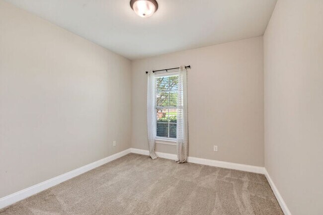 Building Photo - 15034 Belhaven St