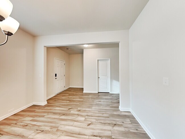 Building Photo - 2860 Saratoga Lake View
