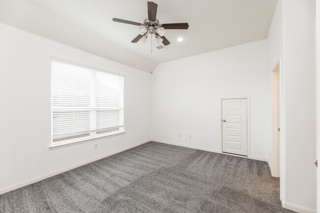 Building Photo - 25514 Kearsley Dr