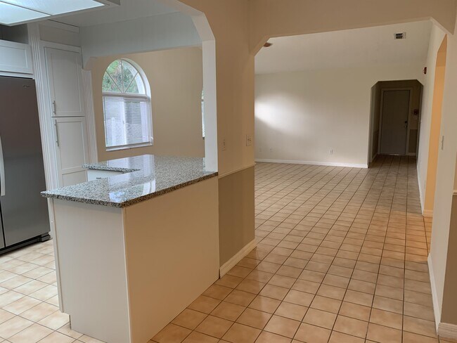 Building Photo - 25 Plainview Dr
