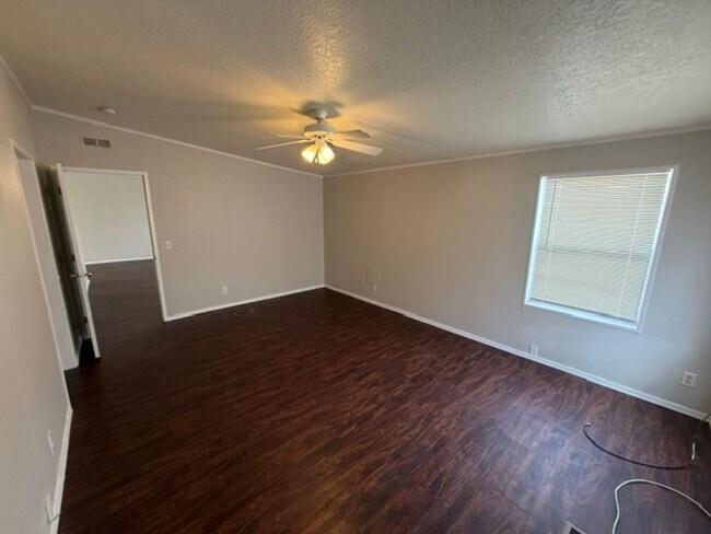 Building Photo - ***4 BEDROOM/2 BATHROOM IN DEWEY***