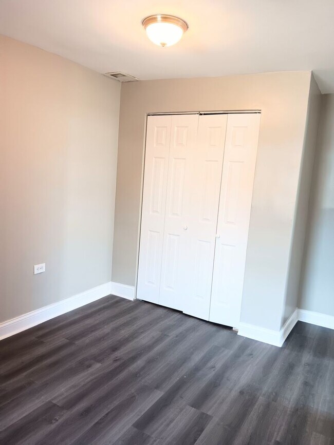 Building Photo - Gorgeous 4 bed, 2 bath located in the Heart of East Chicago