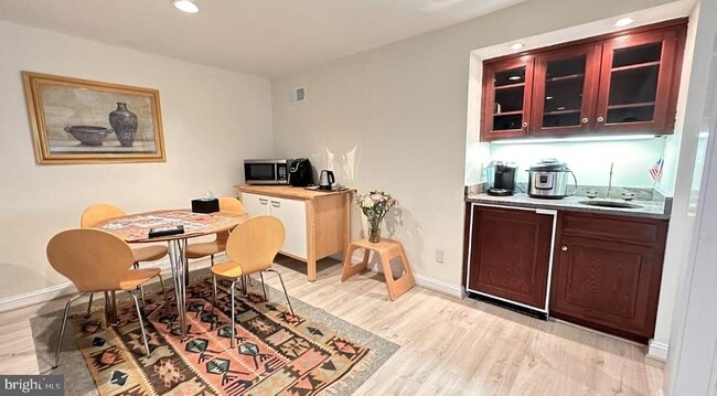 Building Photo - 9915 S Glen Rd