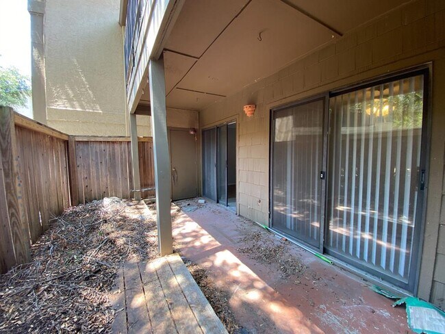 Building Photo - 1202 Thorpe Ln