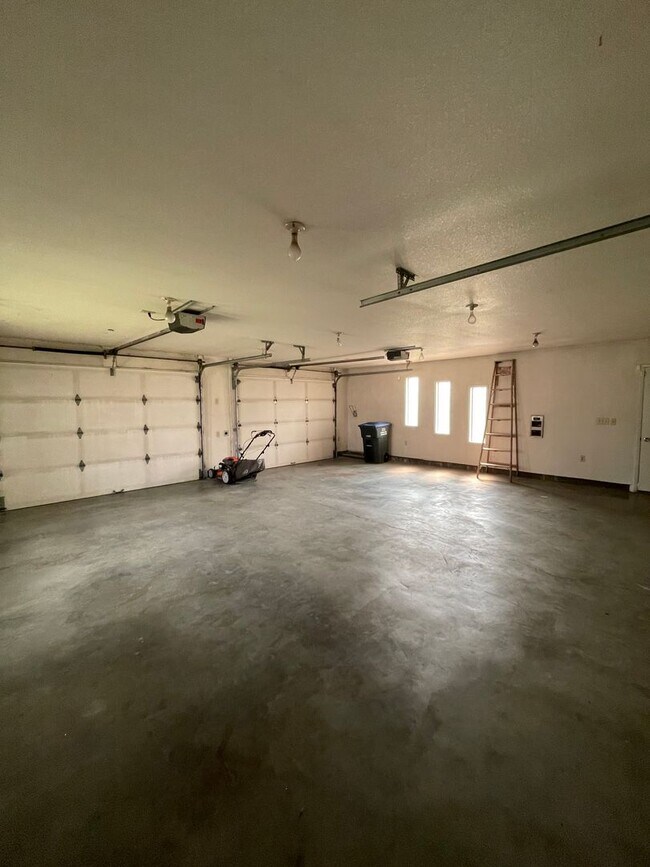 Building Photo - 302 N Crestview Dr