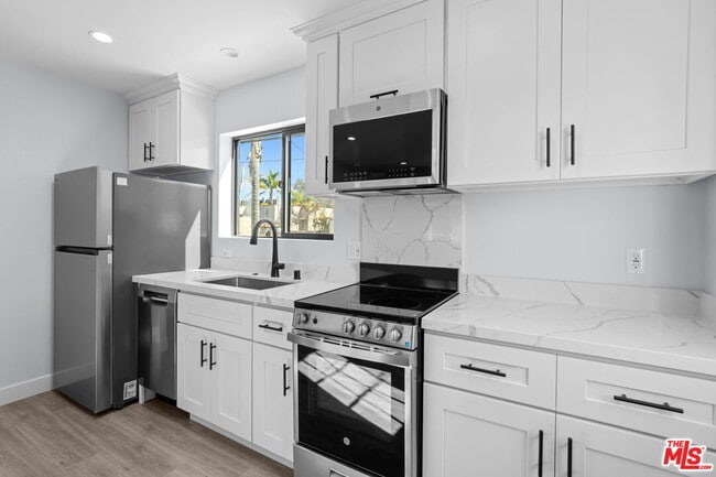 Building Photo - 1518 1/2 Stearns Dr