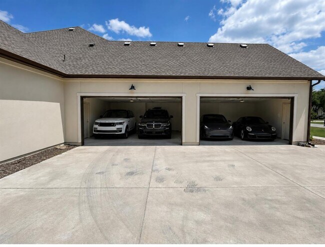 Building Photo - 704 Prairie Clover Dr