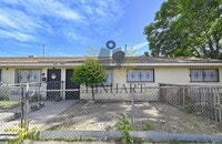 Building Photo - 2303 S Poppy Ave