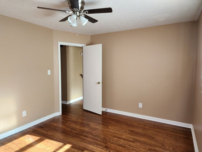 Building Photo - Beautiful 3 Bedroom 2 Bathroom Home