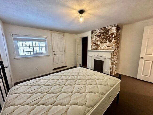 Building Photo - 3016 Mary St