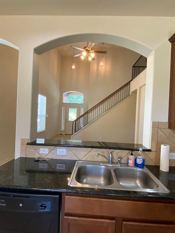 Building Photo - 2221 Nestlewood Dr
