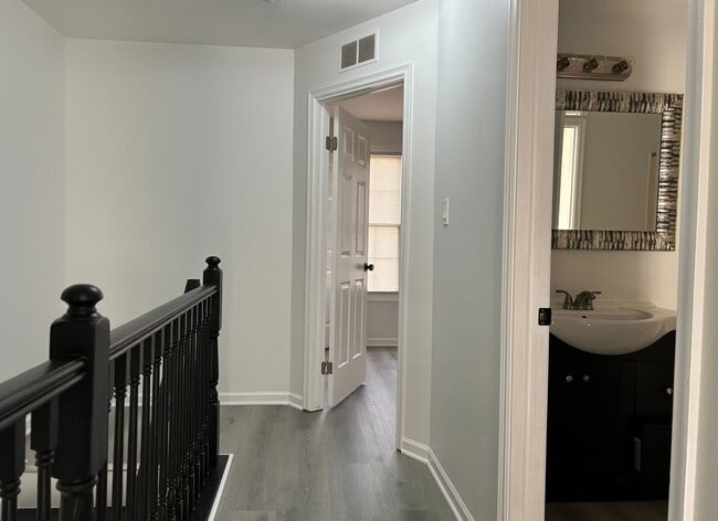 Building Photo - 658 Corsica Ave