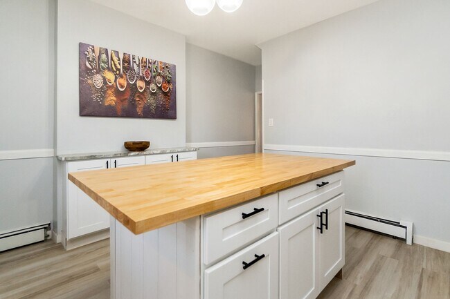 Building Photo - 3 BED · 1.5 BATH · MODERN INDUSTRIAL · AVA...