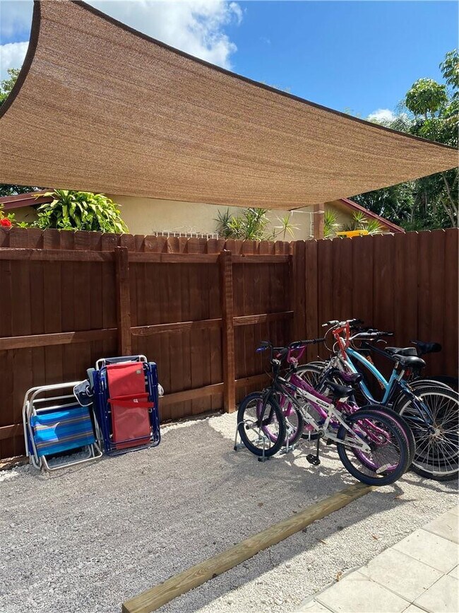 Building Photo - 902 NE 38th St