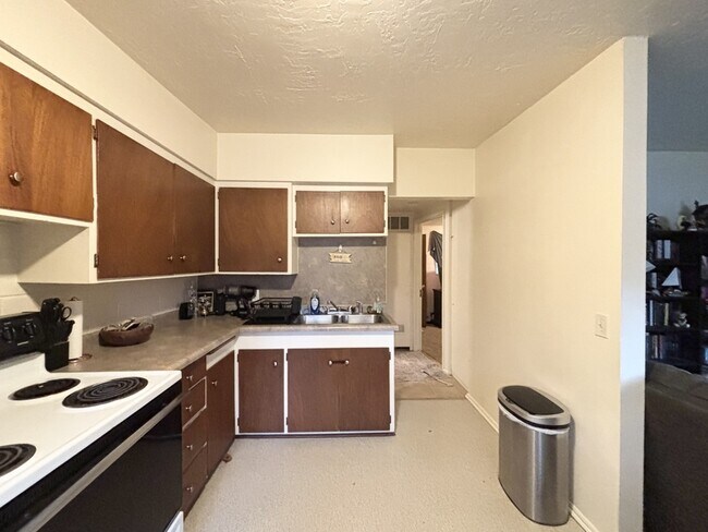 Building Photo - 472 E Granite Ave