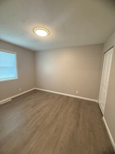 Building Photo - 1602 Kings Way