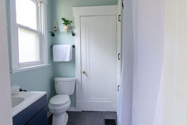 Building Photo - 6903 Cambridge Ave