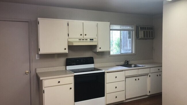 Building Photo - 2802-2802 NW Highland Ave