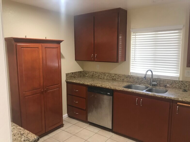 Building Photo - 7881 Hyssop Dr