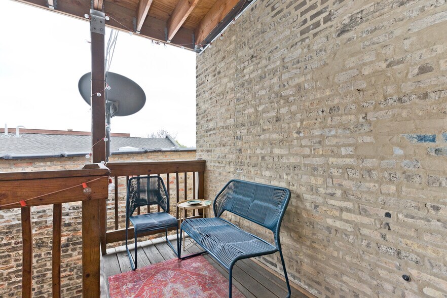Building Photo - 2723 W Wellington Ave