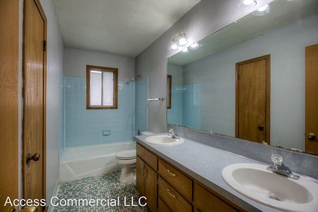 Building Photo - 2520-2528 S 60th St