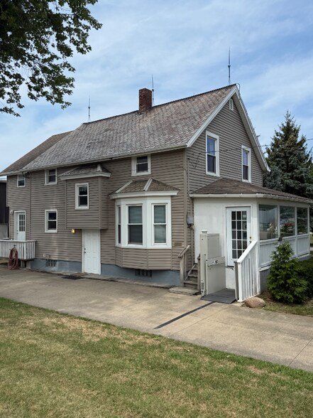 Building Photo - 812 Abbe Rd N