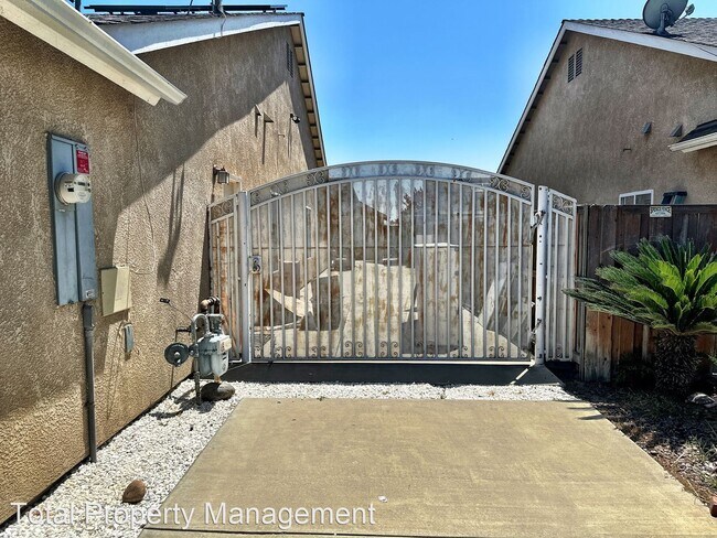 Building Photo - 4 br, 2 bath House - 826 Black Rock St.