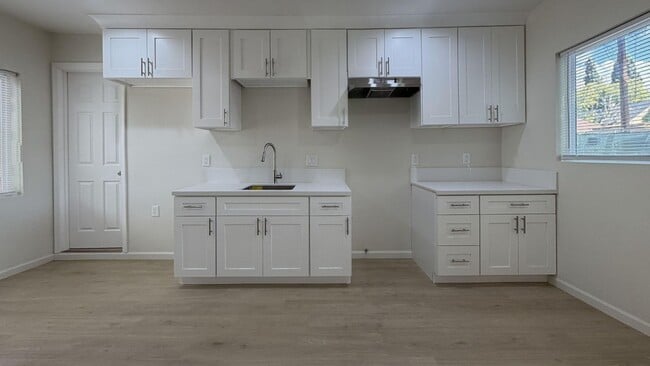 Building Photo - 1661 N Mountain View Ave