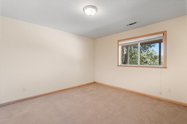 Building Photo - 18610 Jayhawk Dr