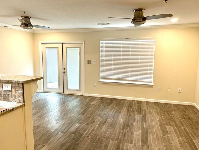 Building Photo - Enjoy this beautifully updated 3 Bed/2.5 Bath Townhome  **Military Discount Available**50% OFF 1s...