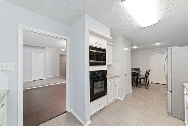 Building Photo - 7107 Plaza Del Sol Dr