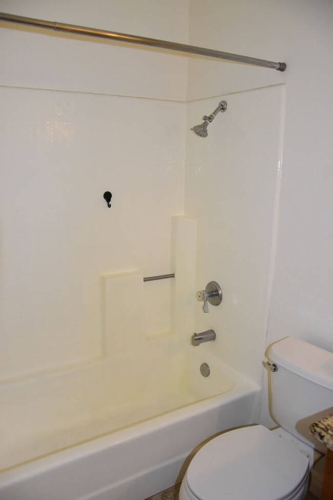 Building Photo - 3 Bedroom 2.5 Bath Hampton Court Condo Nea...