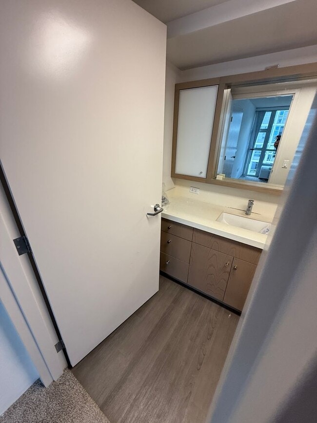 Building Photo - Modern 2 Bed / 2 Bath Condo with Top Ameni...