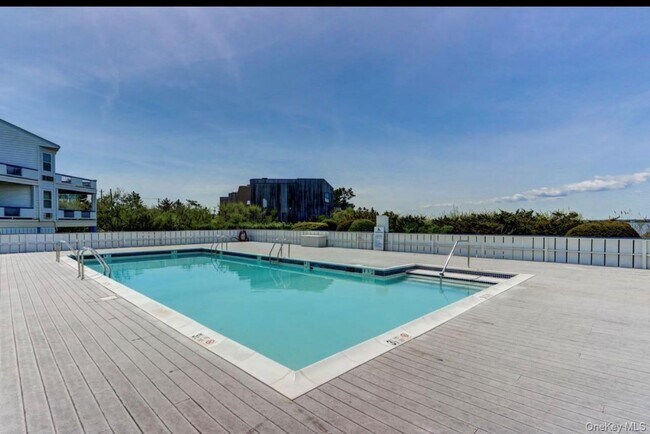 Building Photo - 250 Dune Rd