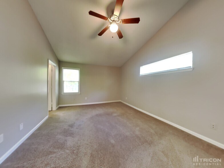 Building Photo - 1051 Park Creek Cir