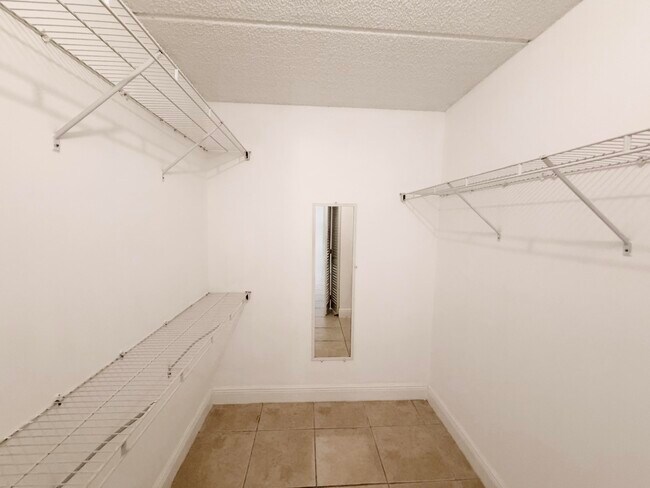 Building Photo - 600 Village Green Ct