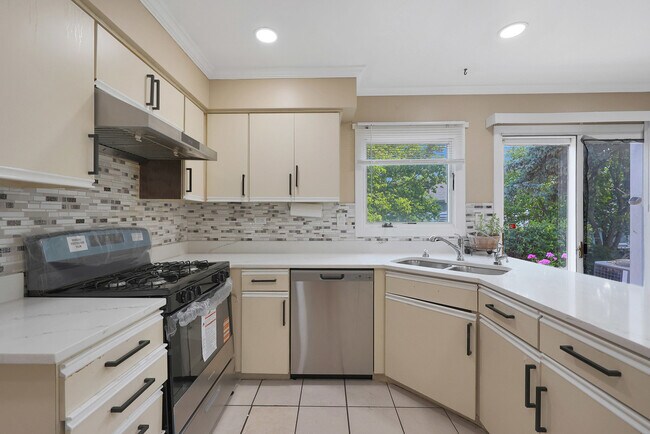 Building Photo - 1356 Larchmont Dr