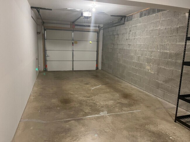 Building Photo - Stunning 3 Bedroom 2.5 Bathroom