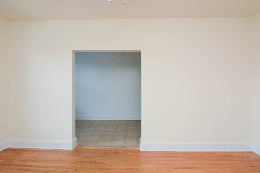 Building Photo - 2704 N Sawyer Ave