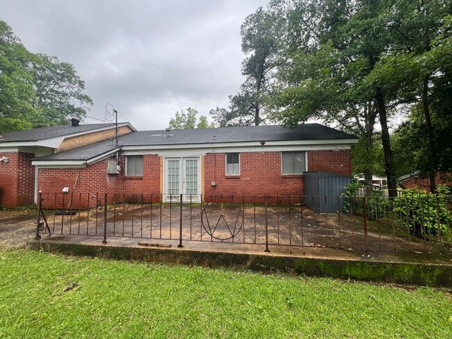 Building Photo - 4 bedroom  2 bathroom single family home