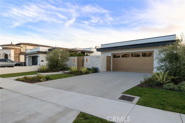 Building Photo - 807 N Paulina Ave