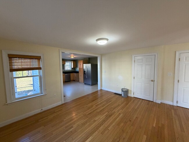 Building Photo - Move-In Ready Townhouse in North Billerica – Unbeatable Transit Access!